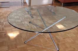 Runder Couchtisch mit Chromgestell – modernes Design