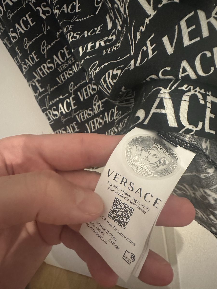 Versace T-shirts: Gianni Versace XL /L – Neuf (Voir description) à Les Avanchets par luc_5qgm 1