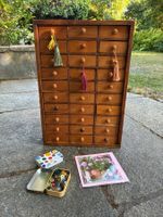 Holzschrank mit Knöpfen
