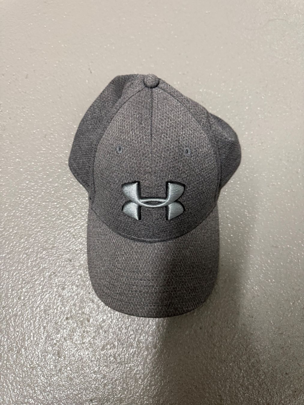 Copricapi, berretti & cappellini: Under Armour Hut / Cap in Grau, Grösse L – Usato da Altbüron venduto da MrApplePro