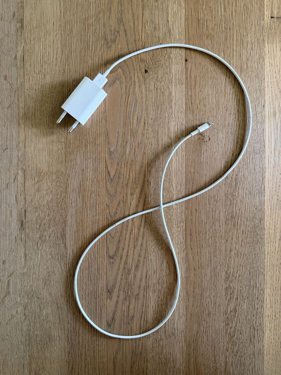 Apple Ladegeräte: Ladegerät weiss für iPhone 13 – Gebraucht aus Sursee von Since1975