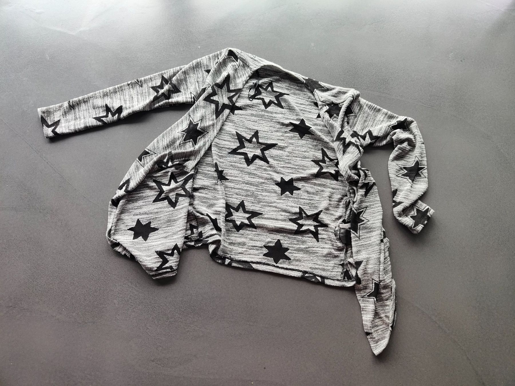 H&M Giacche & Cappotti: Graues Strickjäckli mit Sternen, Grösse 158/164 – Usato da Dietikon venduto da Bhelbling 2
