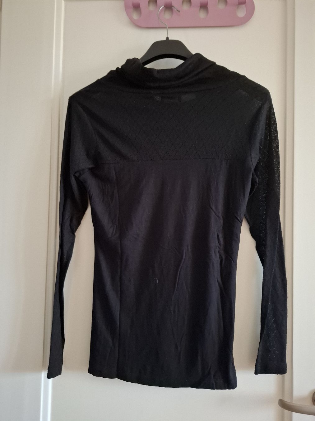 T-shirt: Maglia nera a maniche lunghe con collo sciallato, taglia M – Usato da Zürich venduto da Irene000 2