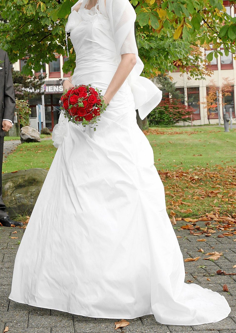 Kleider: Hochzeitskleid der Marke Rembo Styling – Gebraucht aus Greifensee von guteangebote