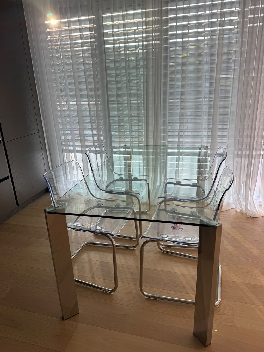 Ikea Tischset: Glastisch mit Acrylstühlen – Gebraucht aus Riehen von den_yvy7