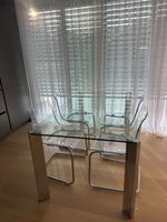 Glastisch mit Acrylstühlen