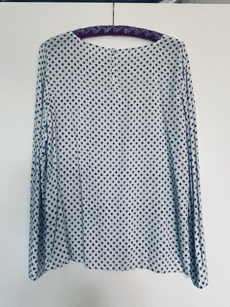 Blusen: Viskose Bluse  mit losem Schnitt Gr. 38/40 – Gebraucht aus Winterthur von 1956ingi 1