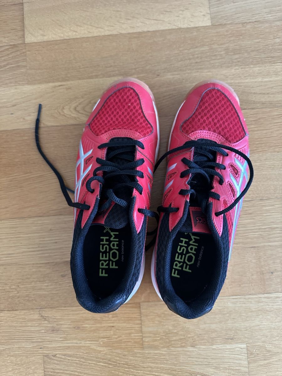 Asics Scarpe da uomo: Asics Hallenschuhe Gr. 38 – Usato da Ostermundigen venduto da Clood