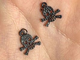 2x Pendentif noir forme de crane Totenkopf Anhänger Schwarz
