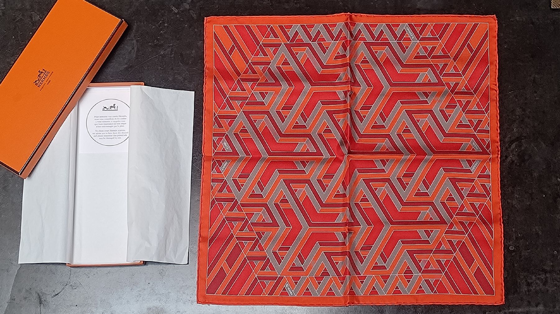 Hermès Foulard & Sciarpe: Hermès Orange Silk Gavroche Cube 45 – Nuovo e nell'imballaggio originale da Zürich venduto da ylenia.pratico 2