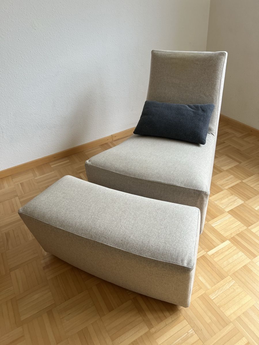 Ligne Roset Poltrone: Schaukelstuhl mit Hocker – Usato da Hirzel venduto da Sacha