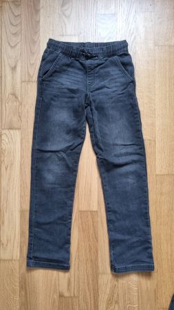 in gutem Zustand: schwarze Stretch Jeans Gr. 134 von KIDS