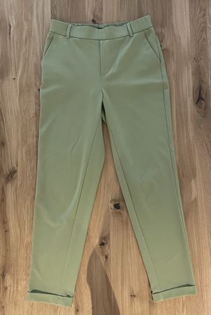Trendige, grüne Hose