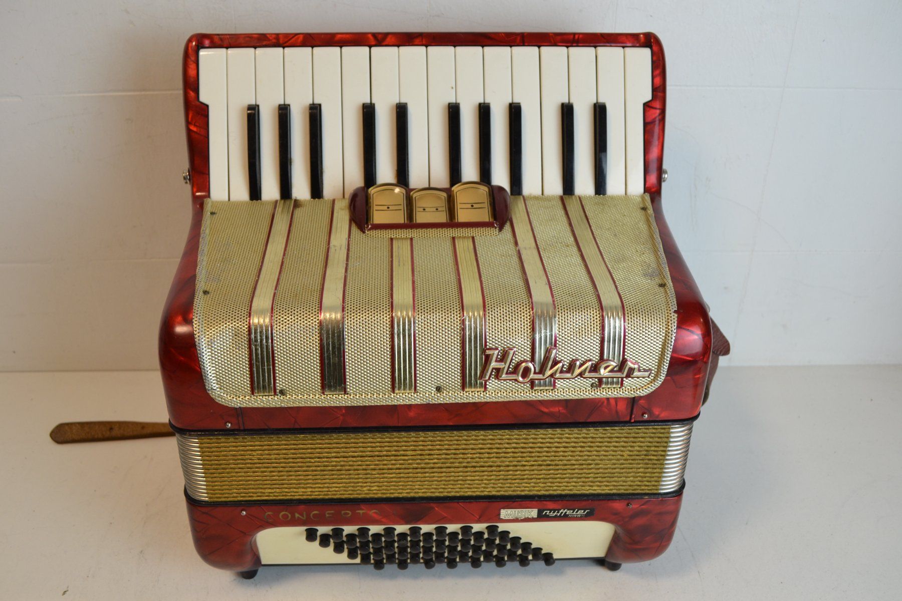 Hohner Strumenti musicali: Akkordeon chromatisch Hohner Concerto I – Usato da Zürich venduto da Brockito
