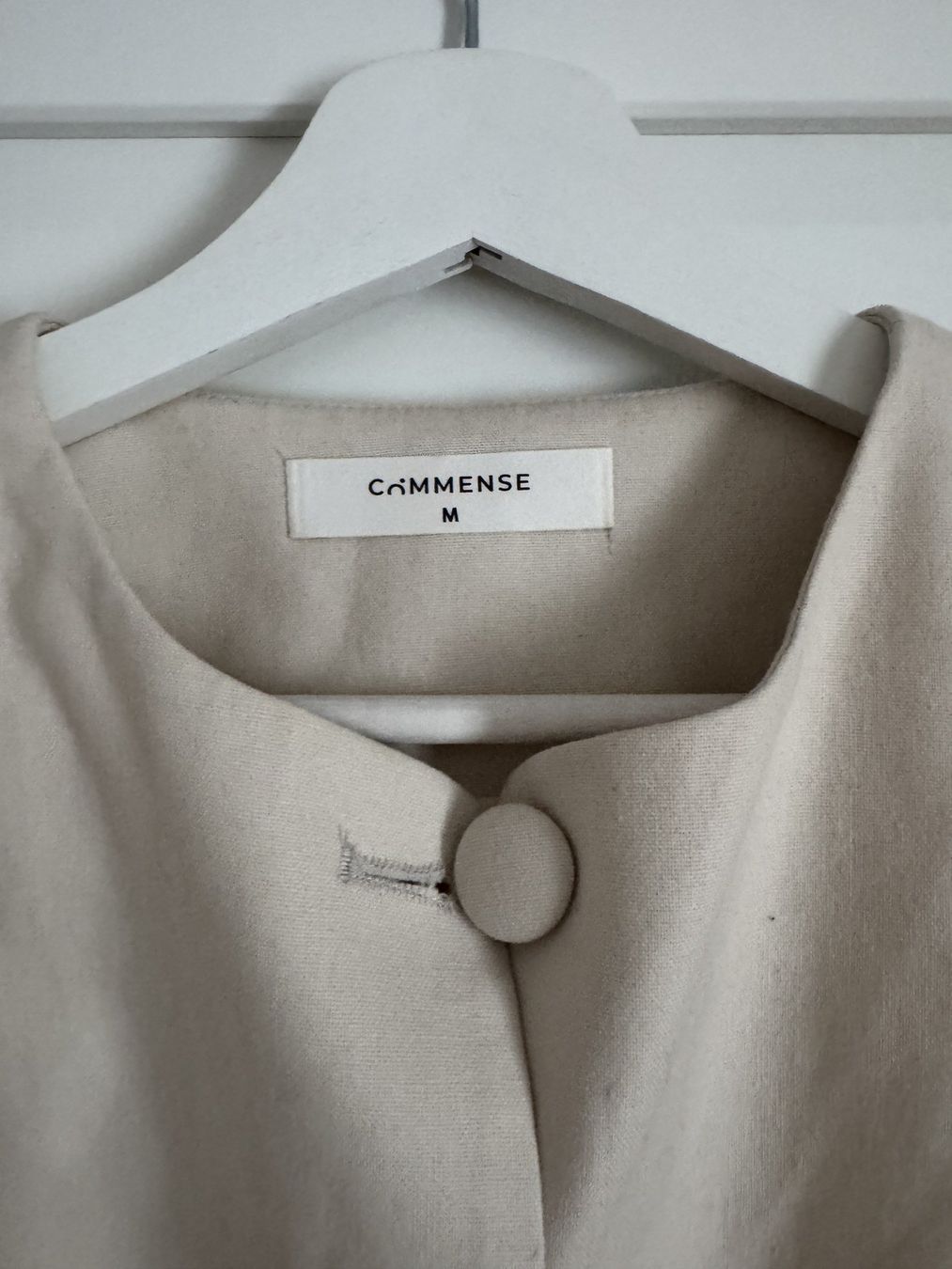 Gilet & Giacche senza maniche: COMMENSE Weste beige mit Statement-Knöpfen, Gr. M – Usato da Zürich venduto da flo_8yph 2