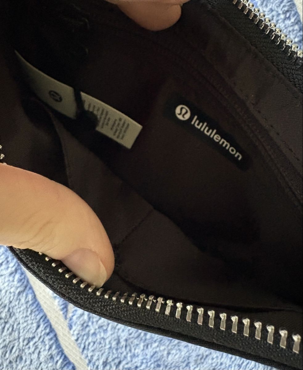 Lululemon Sacs femmes: LULULEMON City Essentials Mini Shoulder Bag Schwarz, Neu!!! – Neuf avec emballage d'origine à Zürich par nadin.nadin2 2