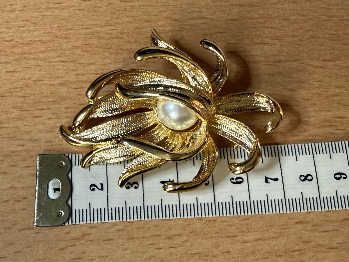 Broschen & Nadeln: Vintage-Brosche, Goldfarbe Blume mit Perle – Gebraucht aus Lamone von LaCantinaMagica 7