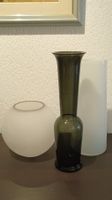 Drei Vasen opalweiss/rauchglas mundgeblasen, H 40/44/22 cm