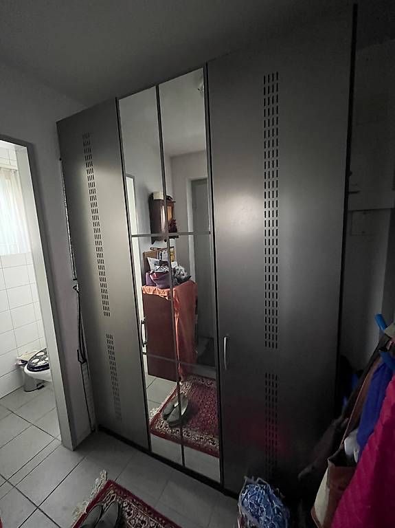 Schränke: Kleiderschrank mit Spiegelfront – Gebraucht aus Immensee von Shagay