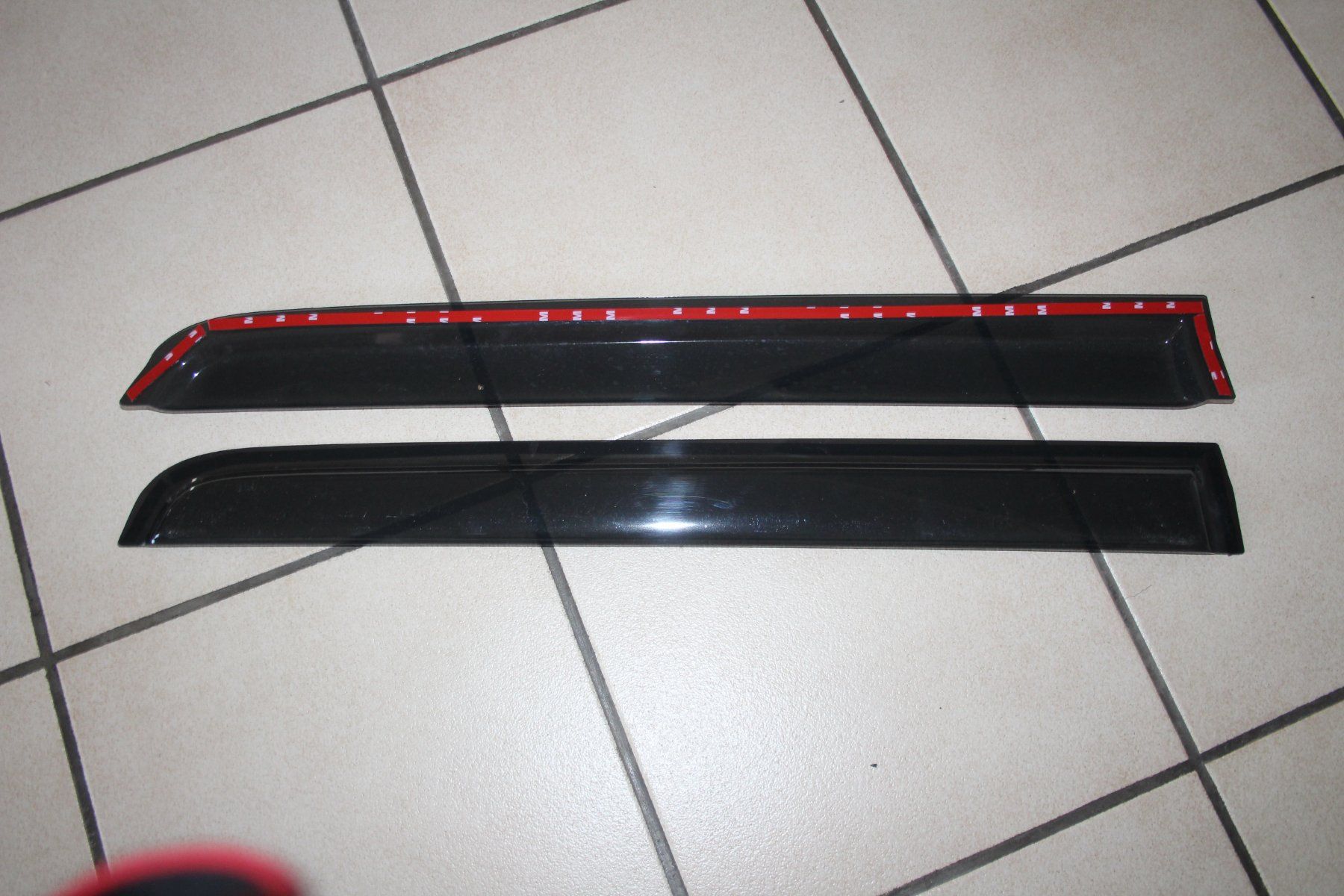 Jeep Tutti pezzi di ricambio auto: Windabweiser Jeep Grand Cherokee WK2 2011-2021 – Nuovo (secondo la descrizione) da Grenchen venduto da juebo