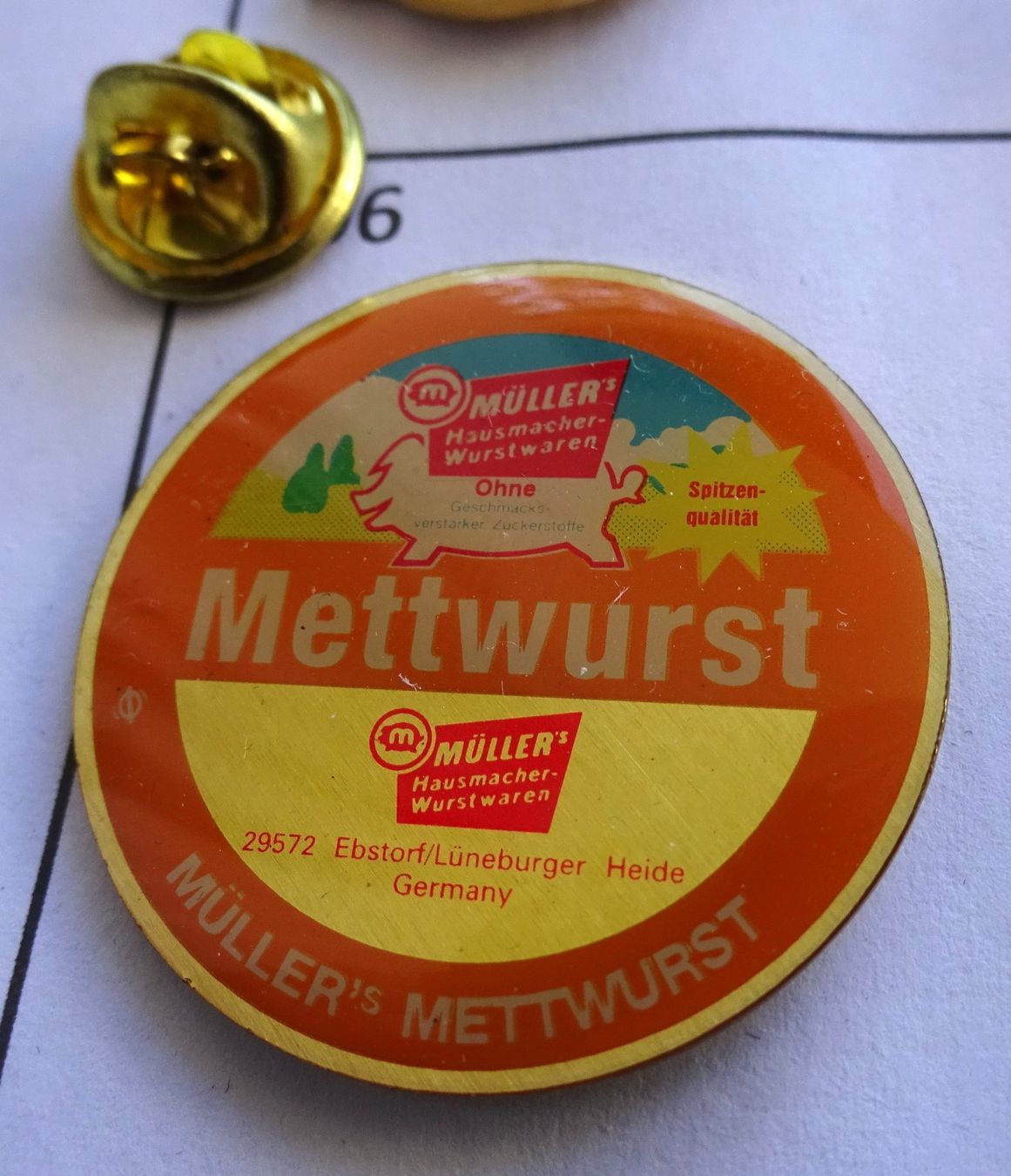 Placchette & Badge: Pin METTWURST   Müller  Ebstorf – Usato da Utzenstorf venduto da BUtter81