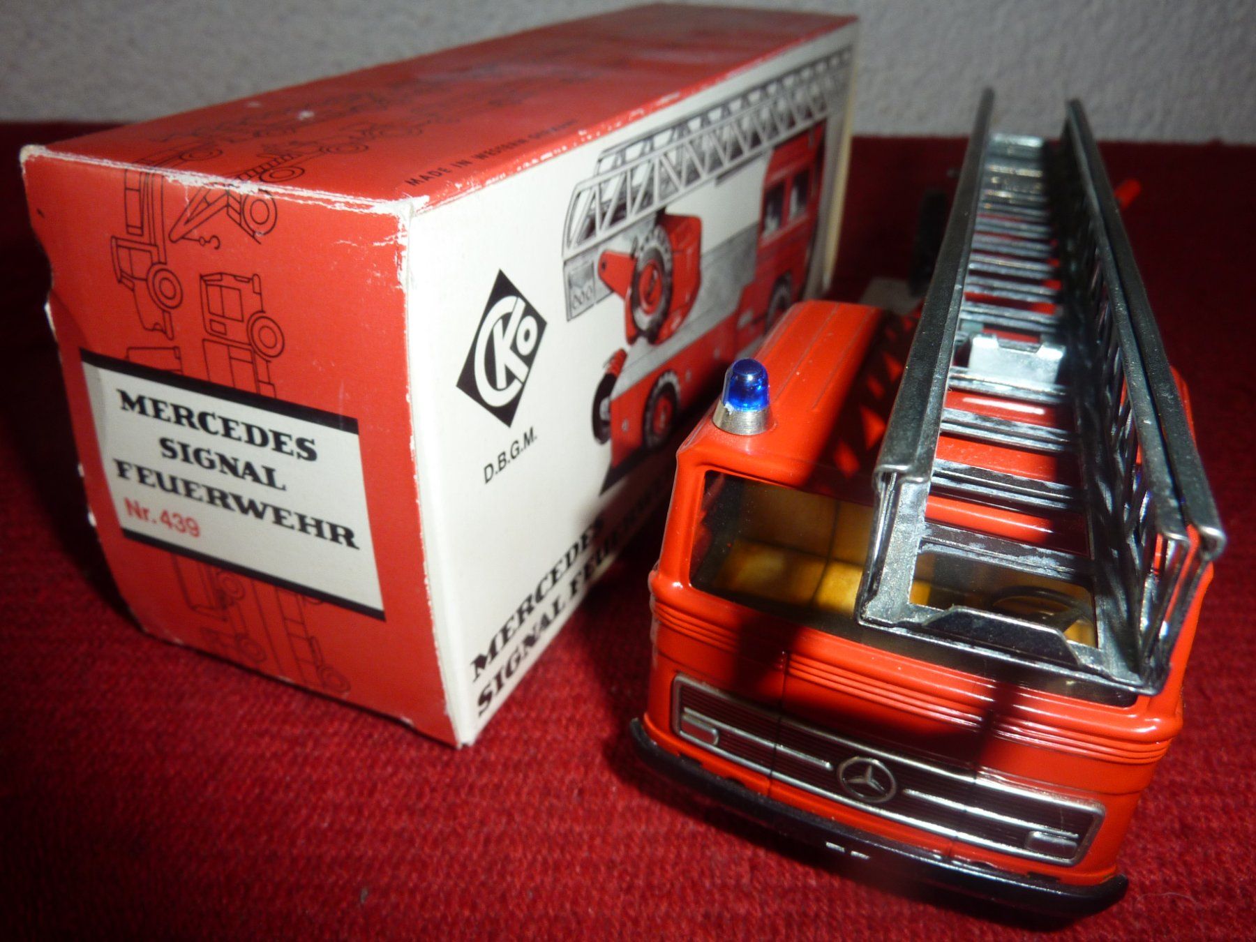 Modellini d'auto: CKO Kellermann, rotes Feuerwehrauto Nr. 439 – Nuovo e nell'imballaggio originale da Rüfenacht BE venduto da Flurweg2 1