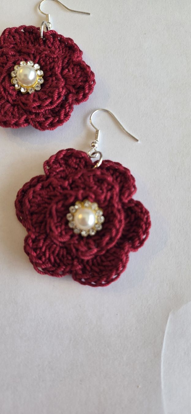 Boucles d'oreille: Boucles d'oreilles fleur bordeaux faites à la main – Neuf avec emballage d'origine à Yvonand par CD-KINGDOM 1