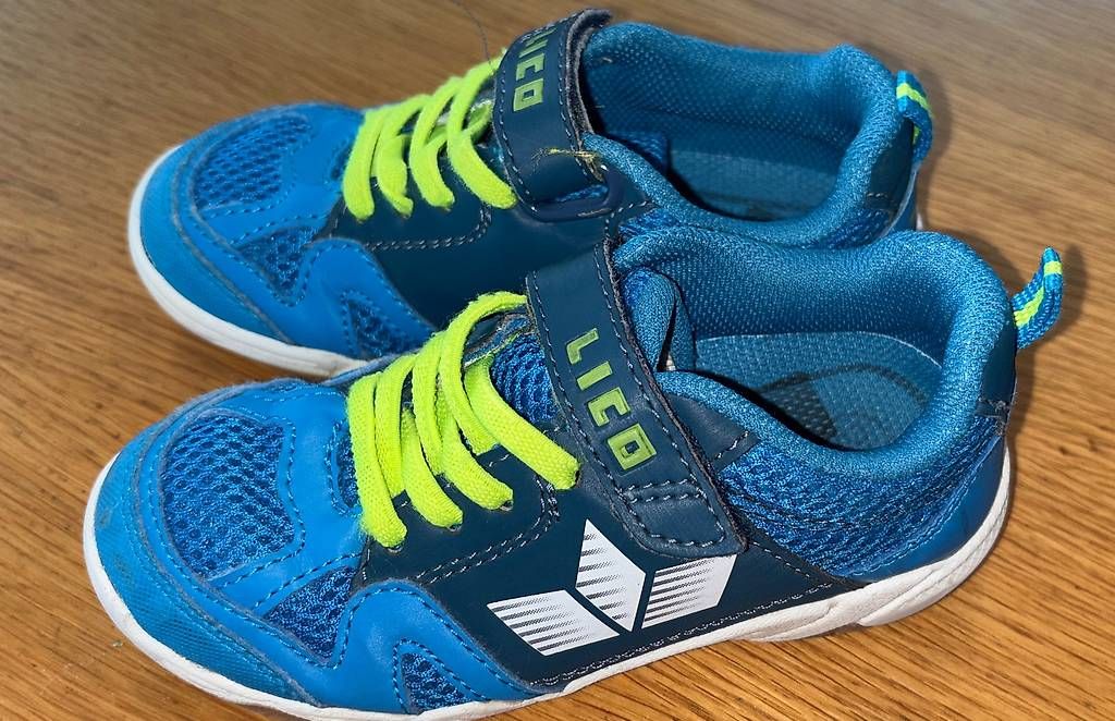 Chaussures garçon: Hallenturnschuhe Gr. 27 – D'occasion à Emmenbrücke par tanali