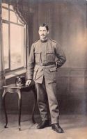 Soldat in Uniform, "45" auf Helm, um 1914 (Füs?)