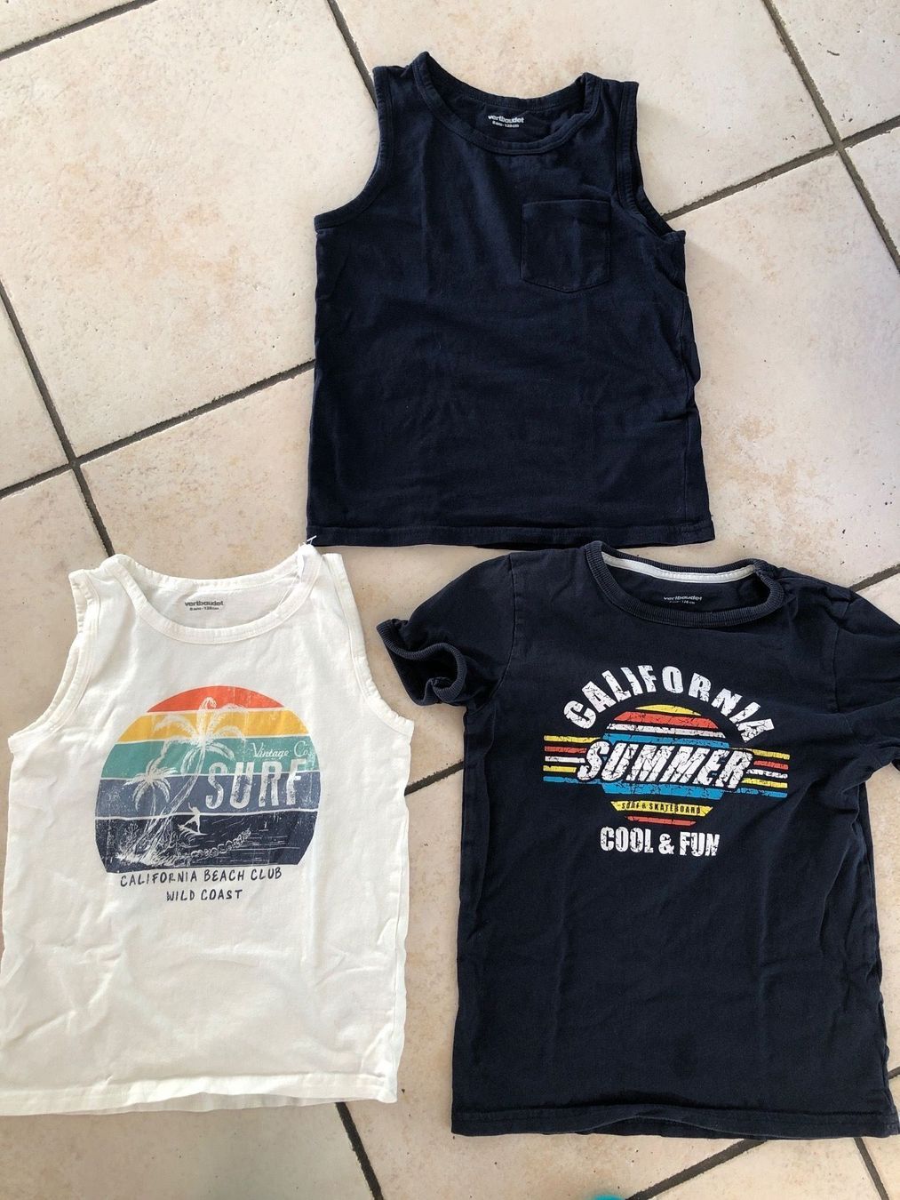 Camicie, T-shirt & Polo: 3 Vertbaudet T-Shirts/Top Gr.116 – Usato da Obergerlafingen venduto da cabo4