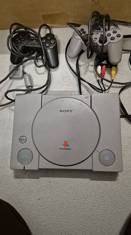 Sony Consoles: Verkaufe Playstation 1 mit 2 Controller PAL Version – D'occasion à Bühler par Appezeller