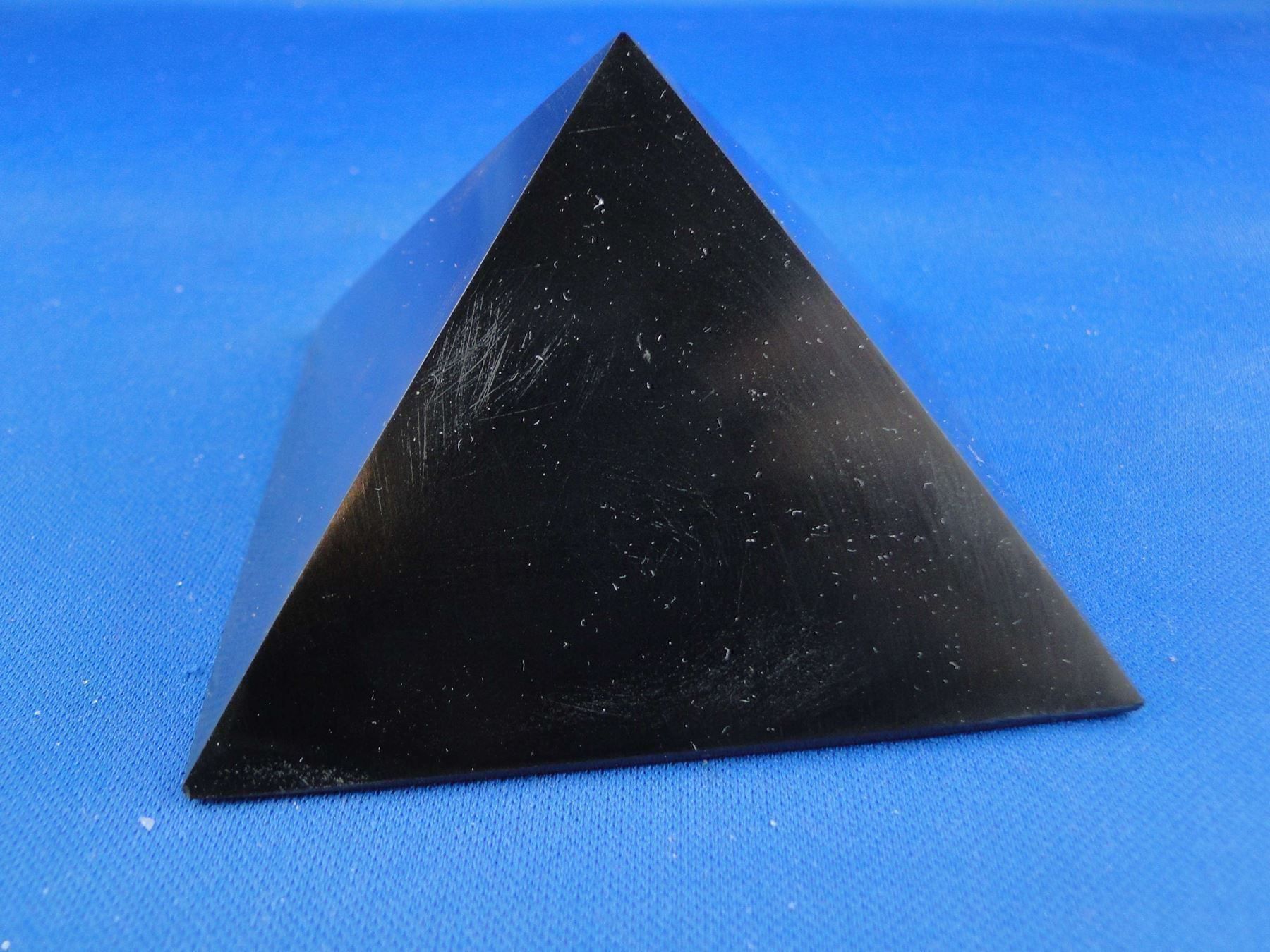 Minerali & Pietre curative: Shungit-Pyramide 12cmx12cm  poliert – Usato da Schinznach Bad venduto da Demerald 4