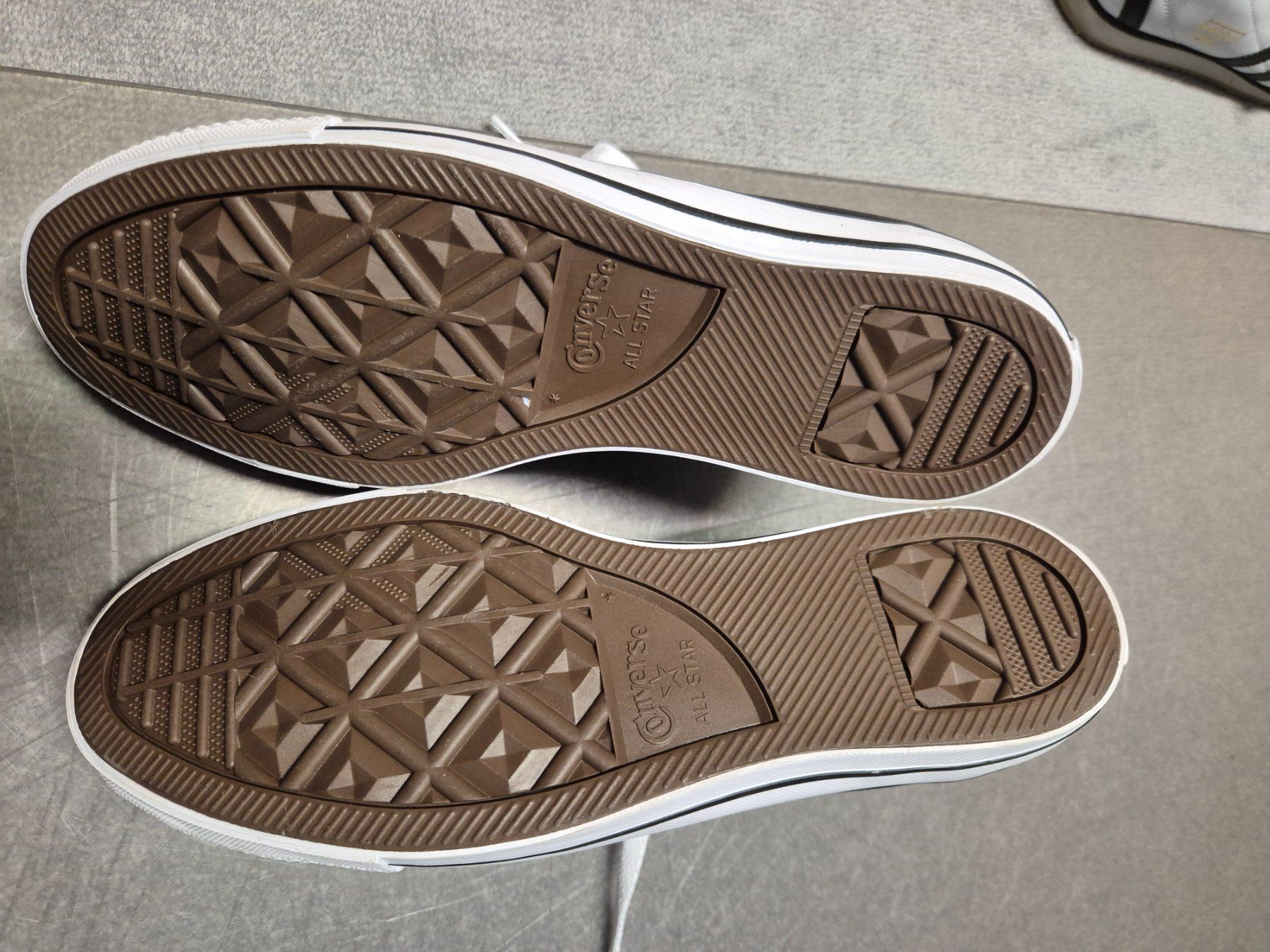 Converse Scarpe da uomo: CONVERSE 'CHUCK TAYLOR ALL STAR LEATHER' Schwarz Gr. 42.5 – Nuovo (secondo la descrizione) da Marthalen venduto da Bremiker 2