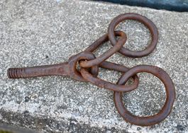 antiker handgeschmiedeter Wand - Haken mit zwei Ringen