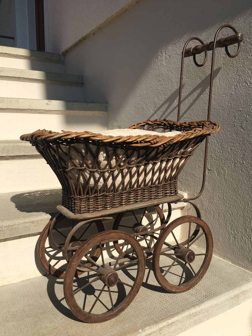 Carrozzine per bambole: Antiker Puppenwagen – Usato da Basel venduto da Lancer4 7