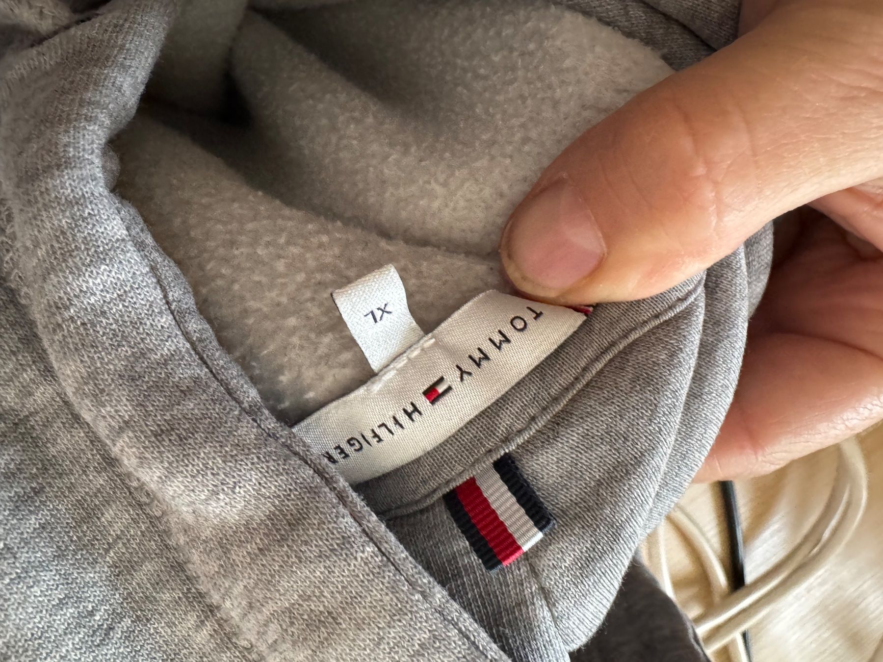 Tommy Hilfiger Maglioni & Felpe: Pull gris Tommy taille Xl Mel – Usato da Veyrier venduto da Kimedovapa_1 2