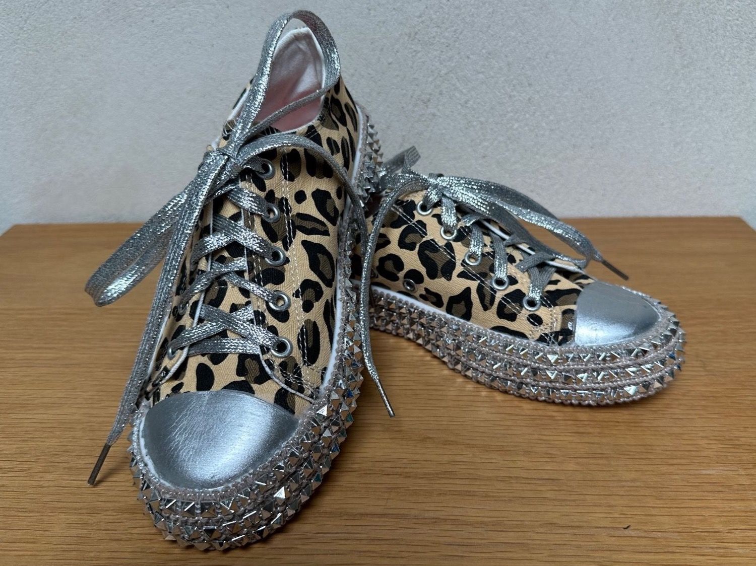 Scarpe da donna: Sneaker Leoprint und Nieten – Usato da Leuk-Stadt venduto da 2thcircle 6