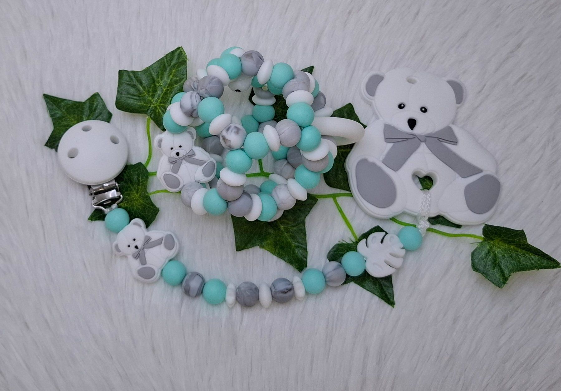 Succhiotti & catenelle porta ciuccio: Set Beissketteli + Motorikball Teddybär Beige oder Weiss – Nuovo e nell'imballaggio originale da Oberurnen venduto da rotty80 1