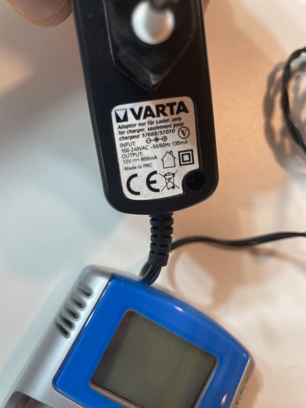 Varta Akkus & Batterien: Varta LCD Ladegerät Typ 57070 AA/AAA – Gebraucht aus Affeltrangen von Mowgli_123 1