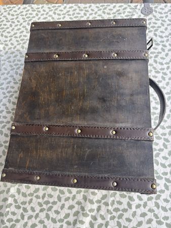 Antiker Holzkoffer braun mit Beschlägen gebrauchter Zustand