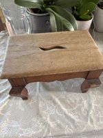 Kleiner Hocker aus massivem Holz rustikal gebraucht
