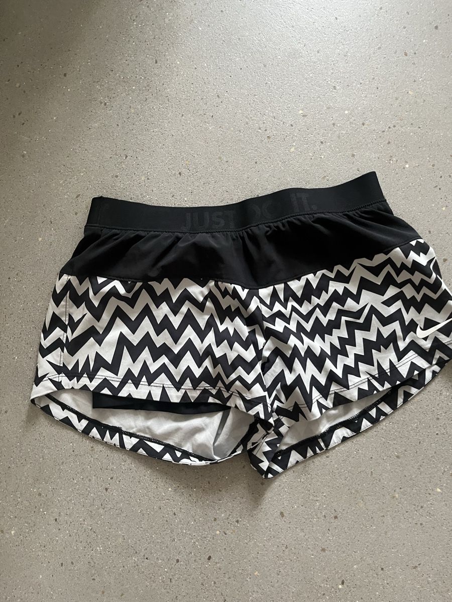 Nike Pantaloni: Nike 2 in 1 shorts – Usato da Dottikon venduto da kat_jk9m