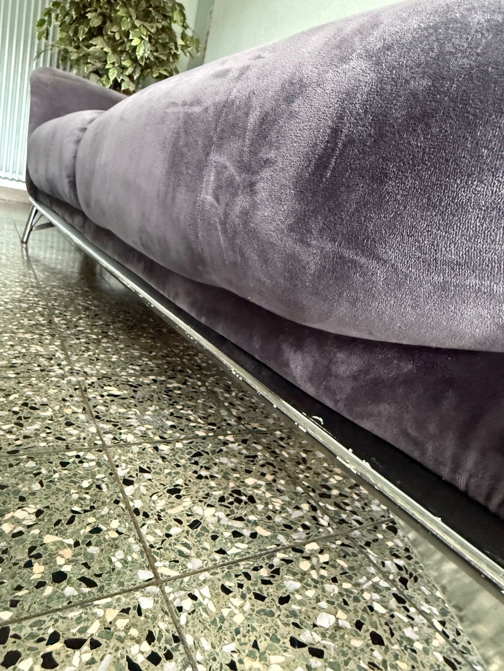Sofas: Sofa dunkelgrau Samt mit Knopfheftung v 3-Sitzer – Gebraucht aus Ebikon von eda_mz2k 2