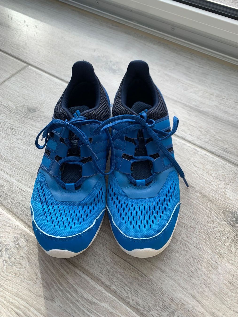 Adidas Scarpe per ragazzi: Blaue Adidas Hallenschuhe Gr. 37 – Usato da Büsserach venduto da smamax