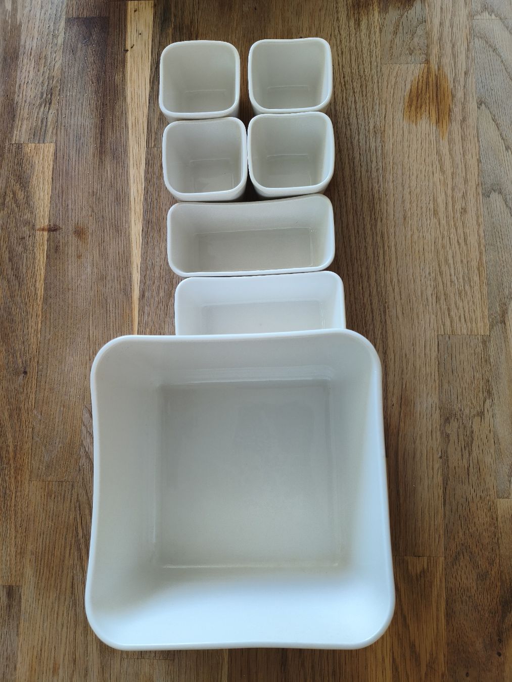 Set di piatti: Porcelain ramekins and baking dishes set 7 pieces – Usato da Zürich venduto da yul_7ccq