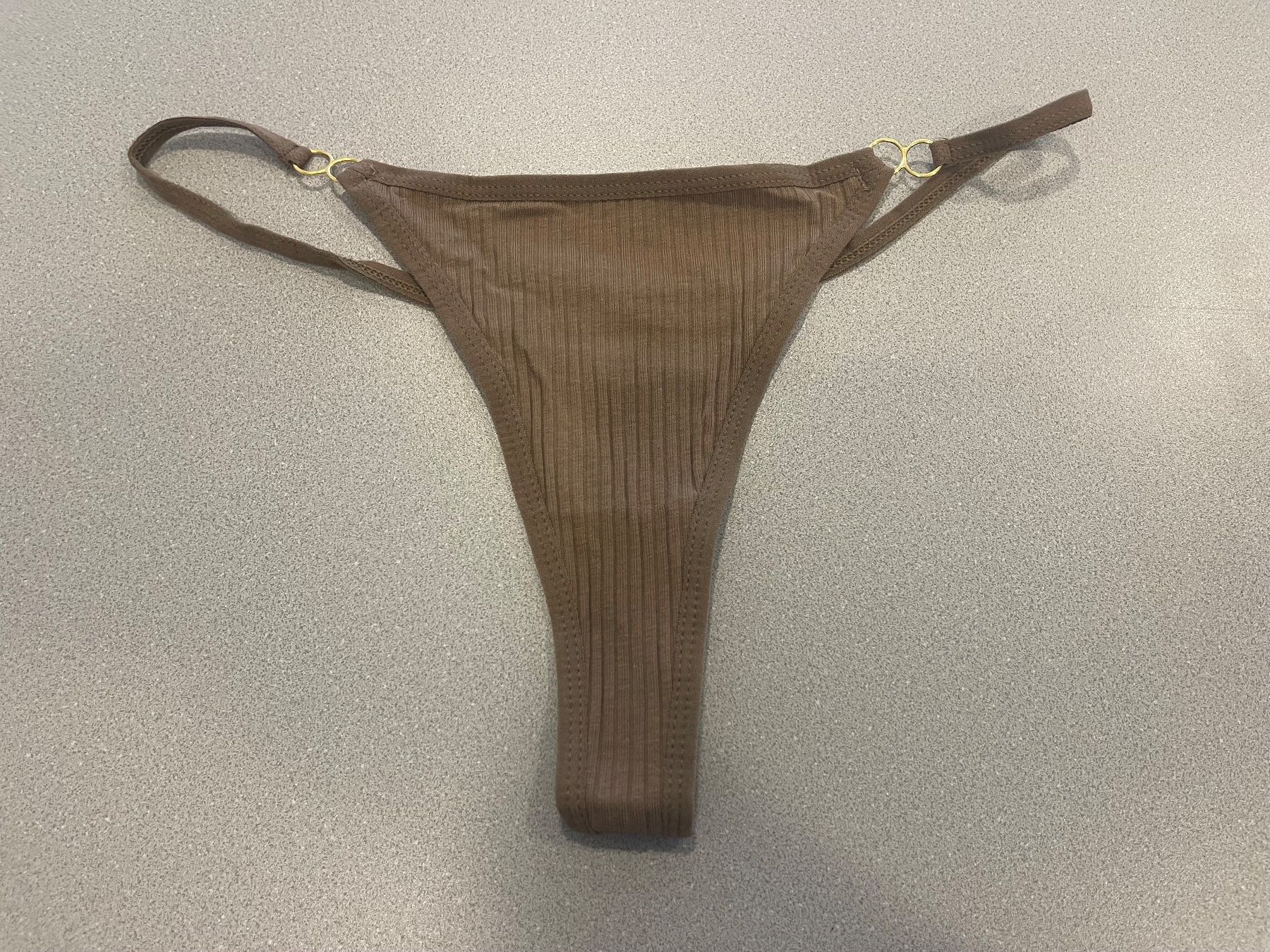 Sonstige Unterwäsche: Neuer String Tanga, Grösse L – Neu und originalverpackt aus Wohlen AG von abaci