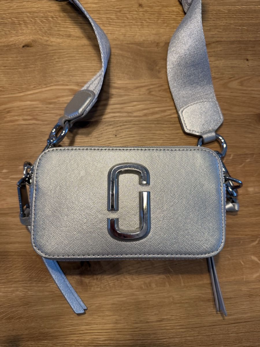 Marc Jacobs Taschen für Damen: Marc Jacobs Tasche Silber – Gebraucht aus Schlieren von mor_v7yk 1