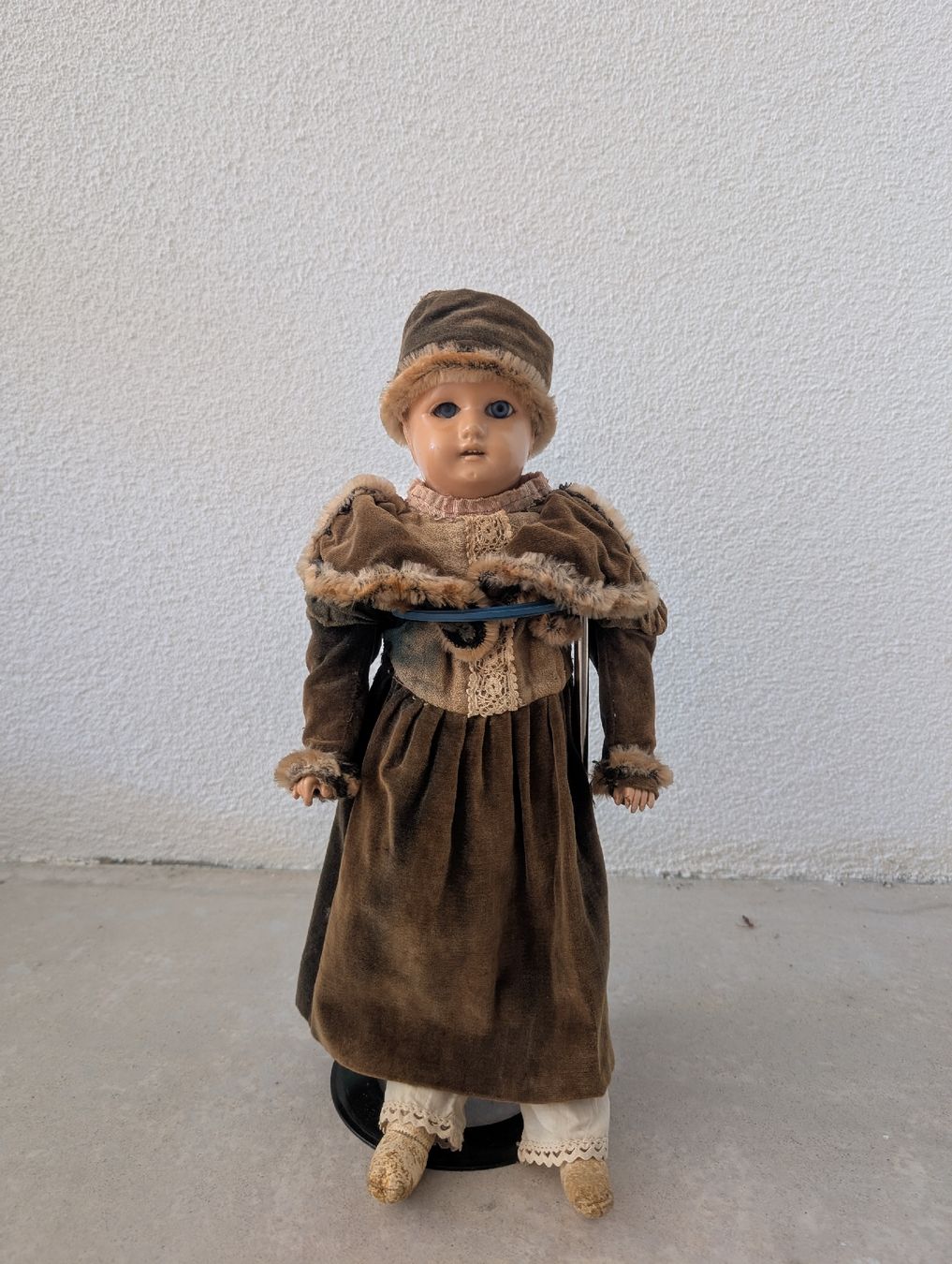Poupées: Antike Puppe mit Kleidung – D'occasion à St. Gallen par Isycheng