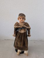 Antike Puppe mit Kleidung