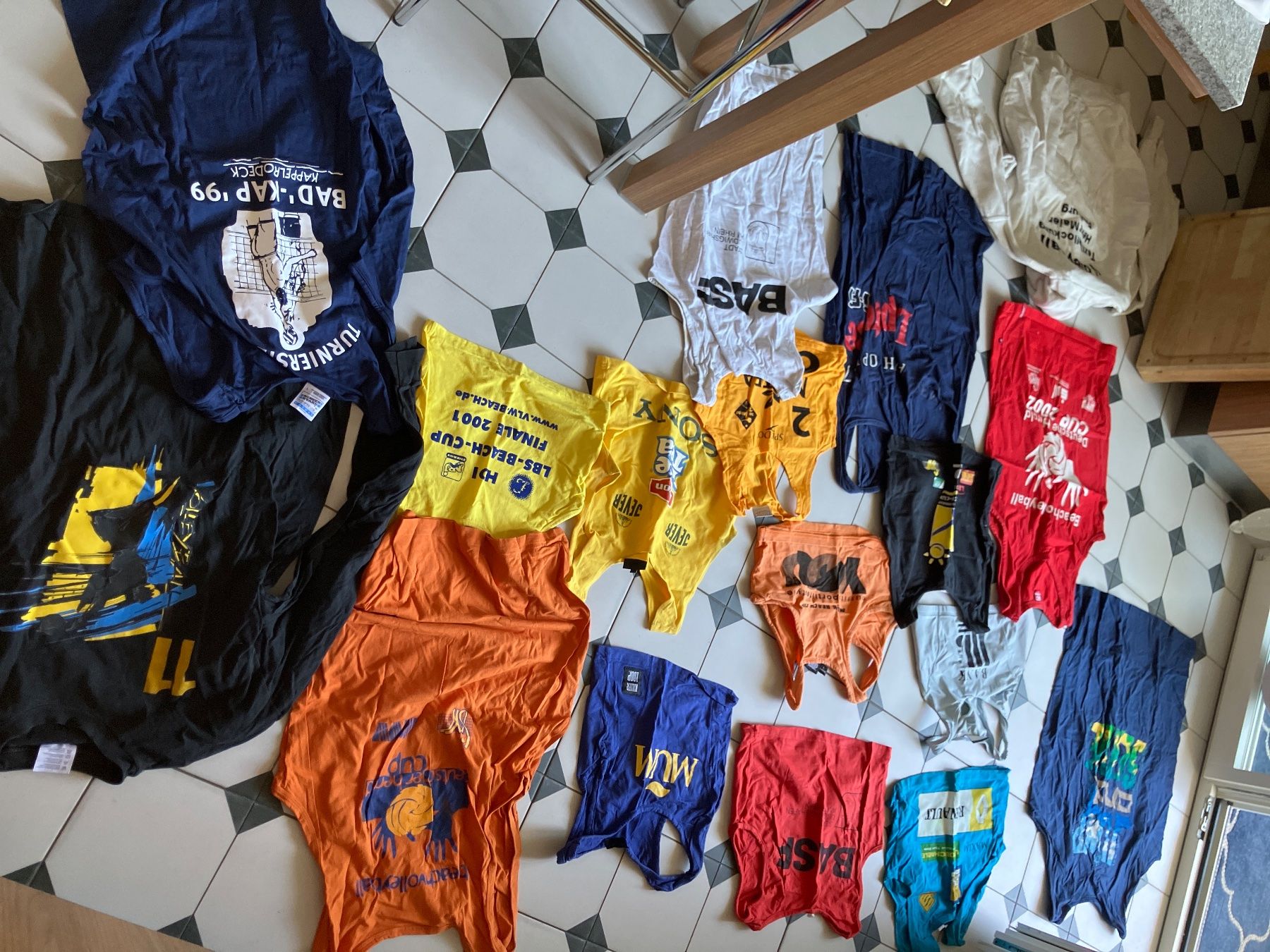 Lots de vêtements: Volleyball Beach Oberteile divers - Retro – D'occasion à Basel par Wiub 5